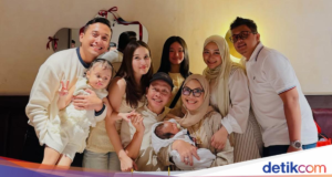 Ayu Ting Ting e Kevin Gusnadi estilizam harmoniosamente em comemoração ao aniversário do pai de Rozak