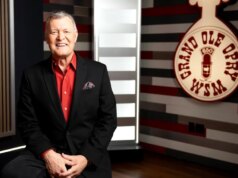 Bill Cody, locutor do Grand Ole Opry e personalidade da rádio country WSM, morre aos 67 anos.