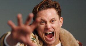 Billy Magnussen em ‘The Audacity’ e interpretando um CEO inseguro do Vale do Silício