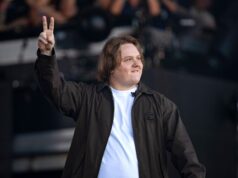 “Bom”: Lewis Capaldi retorna aos palcos após quatro anos