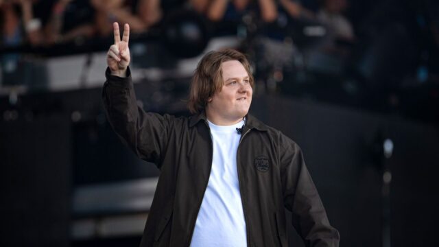 Bom-Lewis-Capaldi-retorna-aos-palcos-apos-quatro-anos.jpg