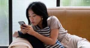 Características de personalidade de pessoas que abrem as redes sociais diariamente, mas raramente atualizam seu status