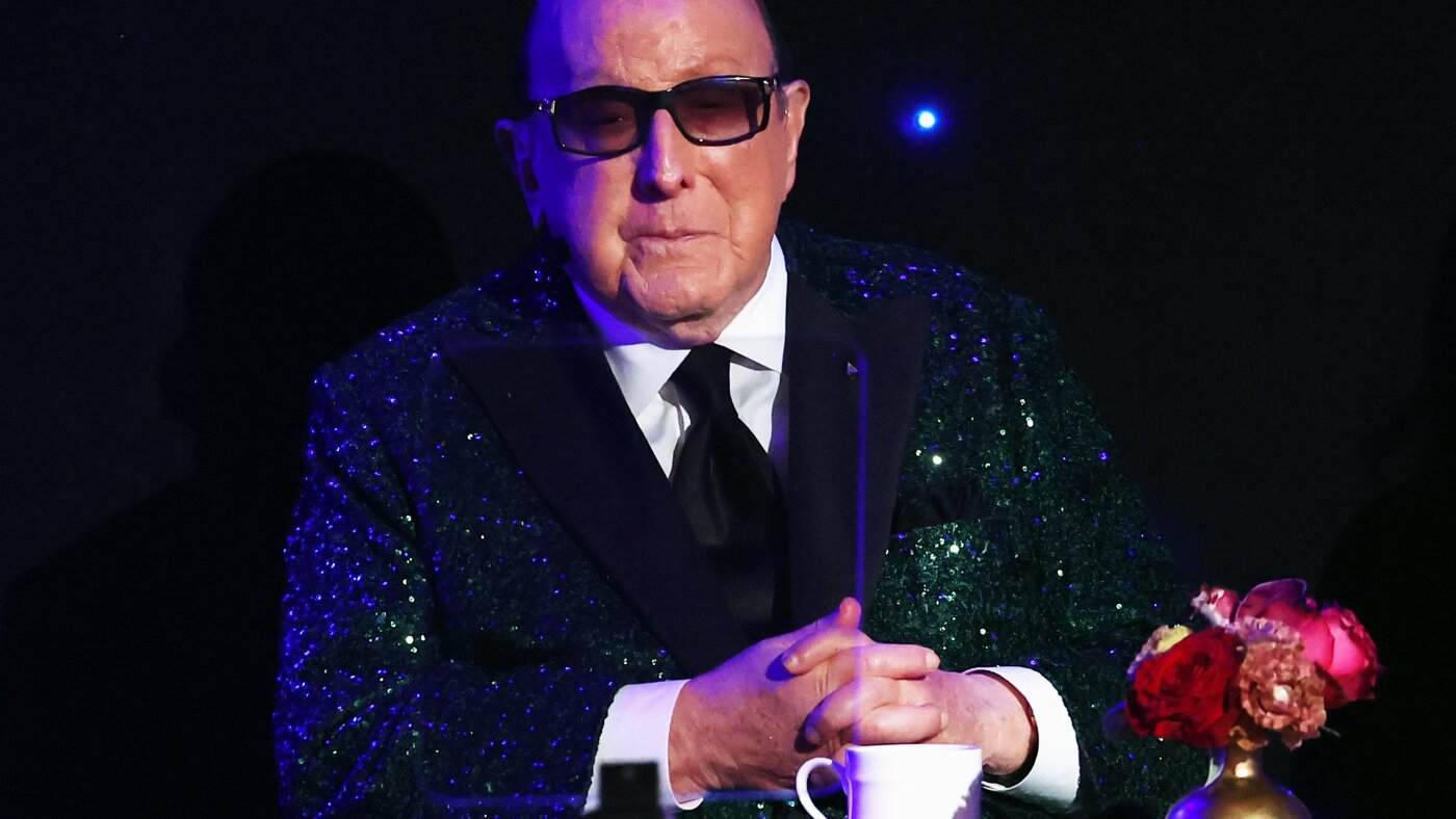 Clive Davis, diretor musical e campeão de artistas pop lendários, morreu aos 94 anos