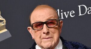 Clive Davis, lendário produtor musical, morre aos 94 anos