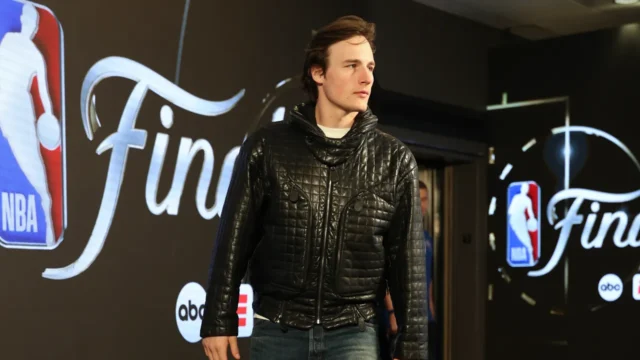 Conheca-o-estilista-que-transformou-o-guarda-dos-Knicks-Tyler.webp