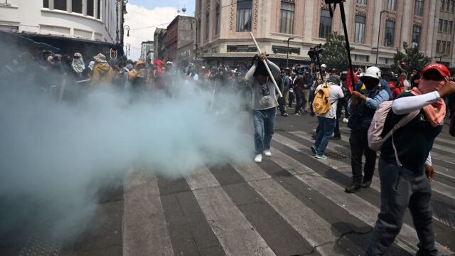 Contra-manifestacao-de-professores-policia-mexicana-usa-gas-lacrimogeneo-perto.jpeg