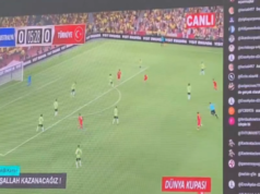 Copa do Mundo: “Fiasco!” Um videogame transmitido em uma tela gigante na cidade em vez de uma partida real, um grande erro que causaria muita reação