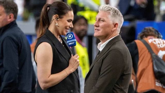 Copa-do-Mundo-Schweinsteiger-brinca-sobre-Sedlaczek-–-ela-rebate.webp