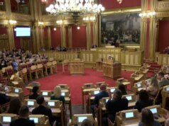 Copa do Mundo de 2026: Deputados noruegueses cantam “Viking Row” no meio da sessão