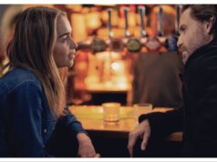 Drake Dormis fala sobre vidas paralelas, trabalhando com Emilia Clarke e Edgar Ramirez no cinema e suas ‘próximas vidas’: “Na vida há muitas pequenas decisões que resultam em grandes mudanças”.