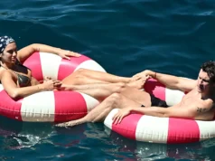 Dua Lipa está nadando feliz de amor – Dua Lipa está nadando feliz de amor