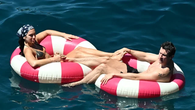 Dua-Lipa-esta-nadando-feliz-de-amor-Dua-Lipa.webp