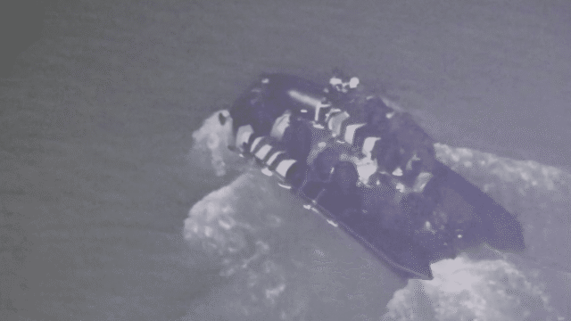 Eles-trazem-barcos-depois-o-grupo-foge-para-o-mar.png