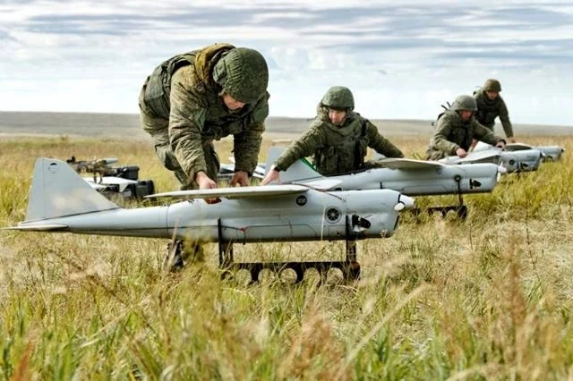 Ex-diretor-da-CIA-diz-que-guerra-com-drones-aumenta-riscos.jpg