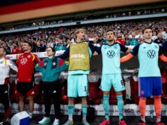 FIFA traz jogadores substitutos a campo para os hinos