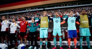 FIFA traz jogadores substitutos a campo para os hinos