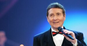 Freddie Quinn: Pop Star assustado com relatos de falsas mortes