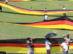 Grande fã: Agricultor de Bangladesh desfralda bandeira alemã de 7,5 km de comprimento