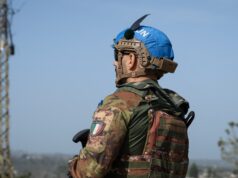 Guerra no Médio Oriente: um soldado da paz morto e dois feridos no sul do Líbano após um ataque a uma base da ONU