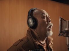 Indro Varkop expressa sua saudade na música “And Aku Rindu”.