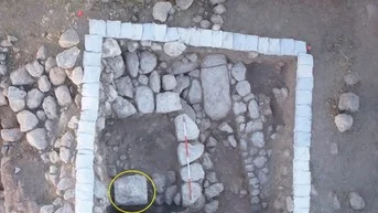 Israel-descobriu-uma-pedra-sagrada-de-2700-anos-escrita-na.jpg