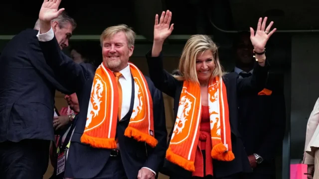 Jogo-da-Copa-do-Mundo-Willem-Alexander-e-Maxima-na-Holanda.webp