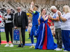 Jogo de Gravação e Despedida – Esposa canta hino nacional para lenda do Hertha