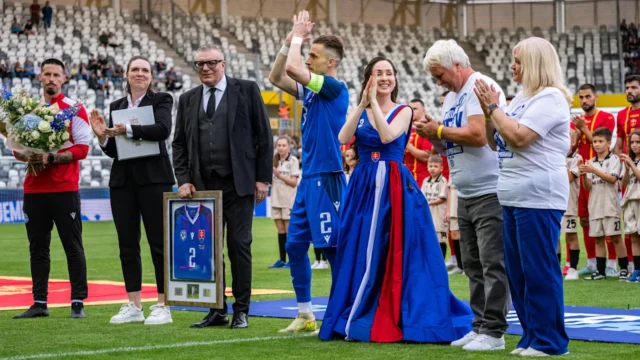 Jogo-de-Gravacao-e-Despedida-–-Esposa-canta-hino-nacional.webp
