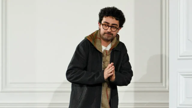 Karthik-Research-adia-desfile-de-moda-em-Paris-apos-morte.webp