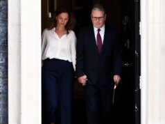 Keir Starmer, da onda de uma eleição ao mais impopular primeiro-ministro britânico dos tempos modernos
