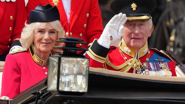 Londres-Milhares-de-pessoas-se-reunem-para-o-desfile-militar.jpg