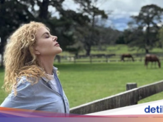 Nicole Kidman exibe cabelo natural, sempre usando peruca