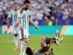No momento em que Messi subiu na cabeça da panturrilha do futebolista argelino causou polêmica