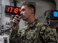 O Irã fecha novamente o Estreito de Ormuz, os militares dos EUA estão em alerta.