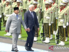 O Presidente da Alemanha foi recebido com uma cerimónia honorária no Palácio Merdeka.