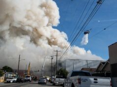 “O cheiro de fumaça se espalhou por grande parte da cidade”: foi declarada emergência em Los Angeles devido a um incêndio em um armazém de alimentos congelados com área de mais de 46.000 m²
