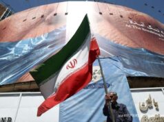 O conflito no Golfo está a tornar-se mais intenso. O Irão ataca o Kuwait e os Estados Unidos respondem com um ataque em Ormuz.