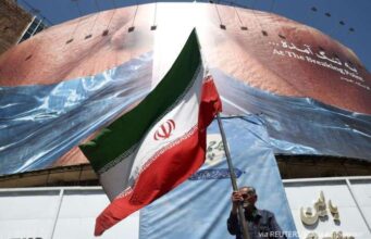 O conflito no Golfo está a tornar-se mais intenso. O Irão ataca o Kuwait e os Estados Unidos respondem com um ataque em Ormuz.