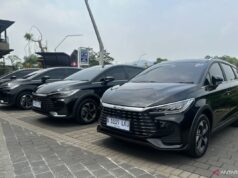 O driver BYD M6 DM exibe, demonstrando eficiência e conforto