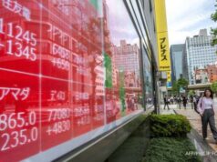 O índice Nikkei do Japão caiu mais profundamente em três meses na segunda-feira (8/6), o iene rompeu o nível 160.