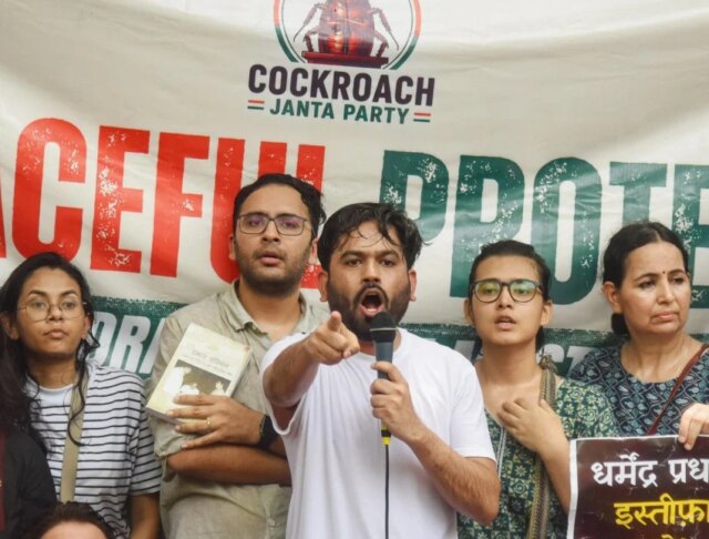 Peca-a-renuncia-do-Ministro-da-Educacao-apoiadores-da-festa.jpg