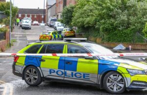 Primeiro-ministro britânico condena ataque ‘rebelde’ com faca em Belfast e pede protestos