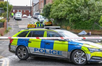 Primeiro-ministro britânico condena ataque ‘rebelde’ com faca em Belfast e pede protestos