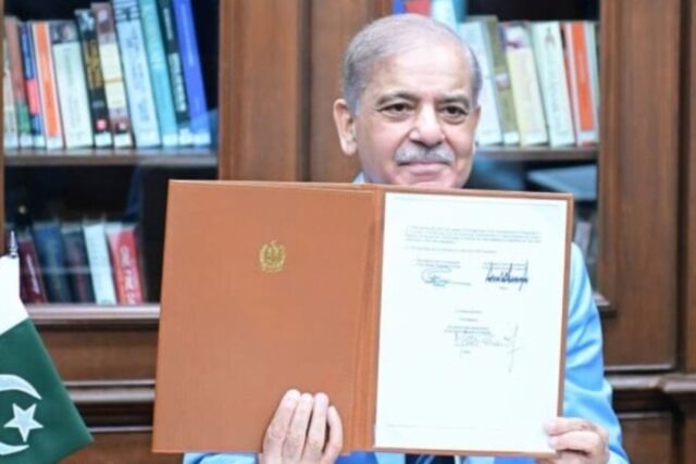 Primeiro-ministro-paquistanes-assina-memorando-de-entendimento-para-Islamabad-mediar-entre.jpg