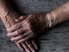 Quatro idosos da mesma família morreram num incêndio na Grécia.