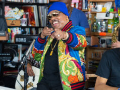 Rádio de mesa pequeno: Joe, Tems, Charlie Wilson