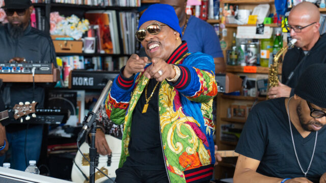 Radio-de-mesa-pequeno-Joe-Tems-Charlie-Wilson.jpg