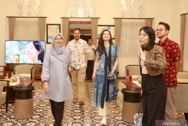 Ralin-Shah-leva-a-familia-em-uma-viagem-para-Banyuwangi.jpg