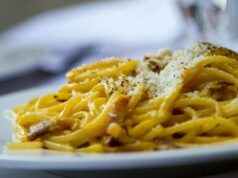 Receita de macarrão amanteigado com molho de soja para um jantar prático e delicioso