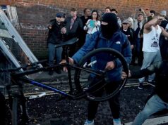 Reino Unido: Duas pessoas acusadas após protesto de Henry Novak